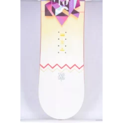 Snowboard Femme SALOMON LOTUS, Directional Twin, Radial Sidecut, SuperFLAT 12 Snowboard Femme SALOMON LOTUS, Directional Twin, Radial Sidecut, SuperFLAT -Atomic Shop Soldes snowboard femme salomon lotus directional twin radial sidecut superflat.jpg 2